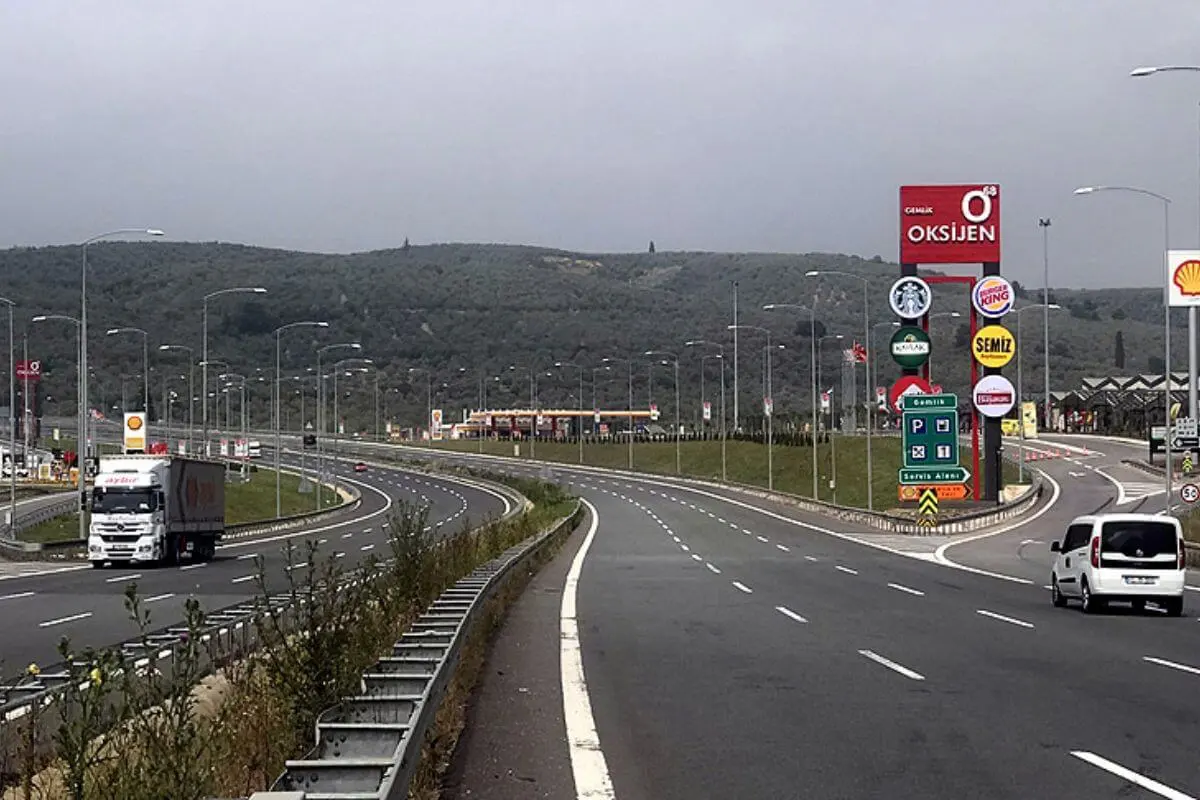 Модерна бензиностанция с ресторант в Турция