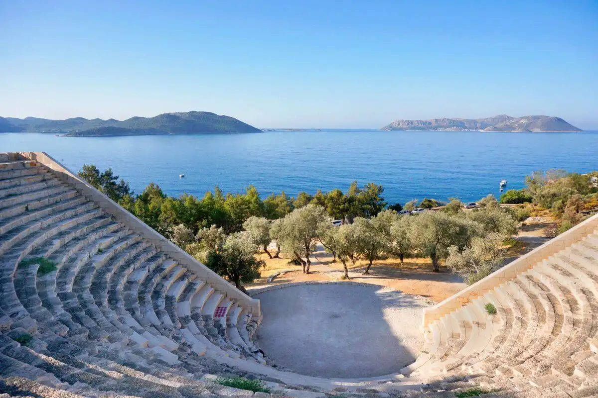 Кола, паркирана до живописен залив близо до Кемер