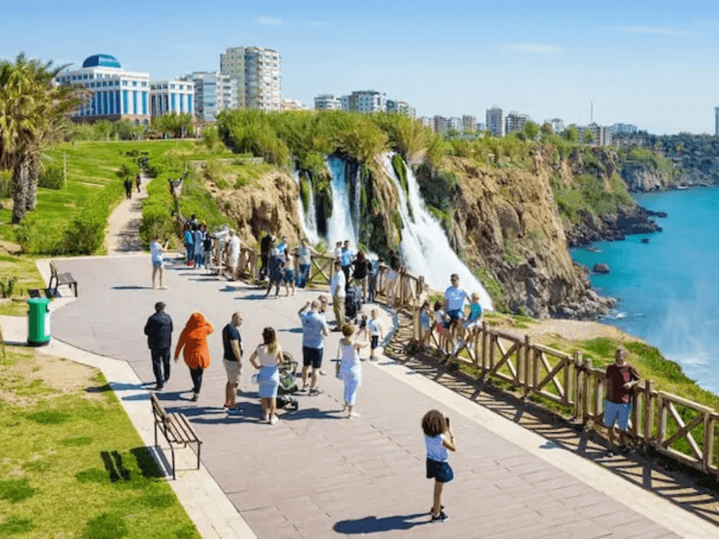 Красивият парк около водопада Горен Дюден