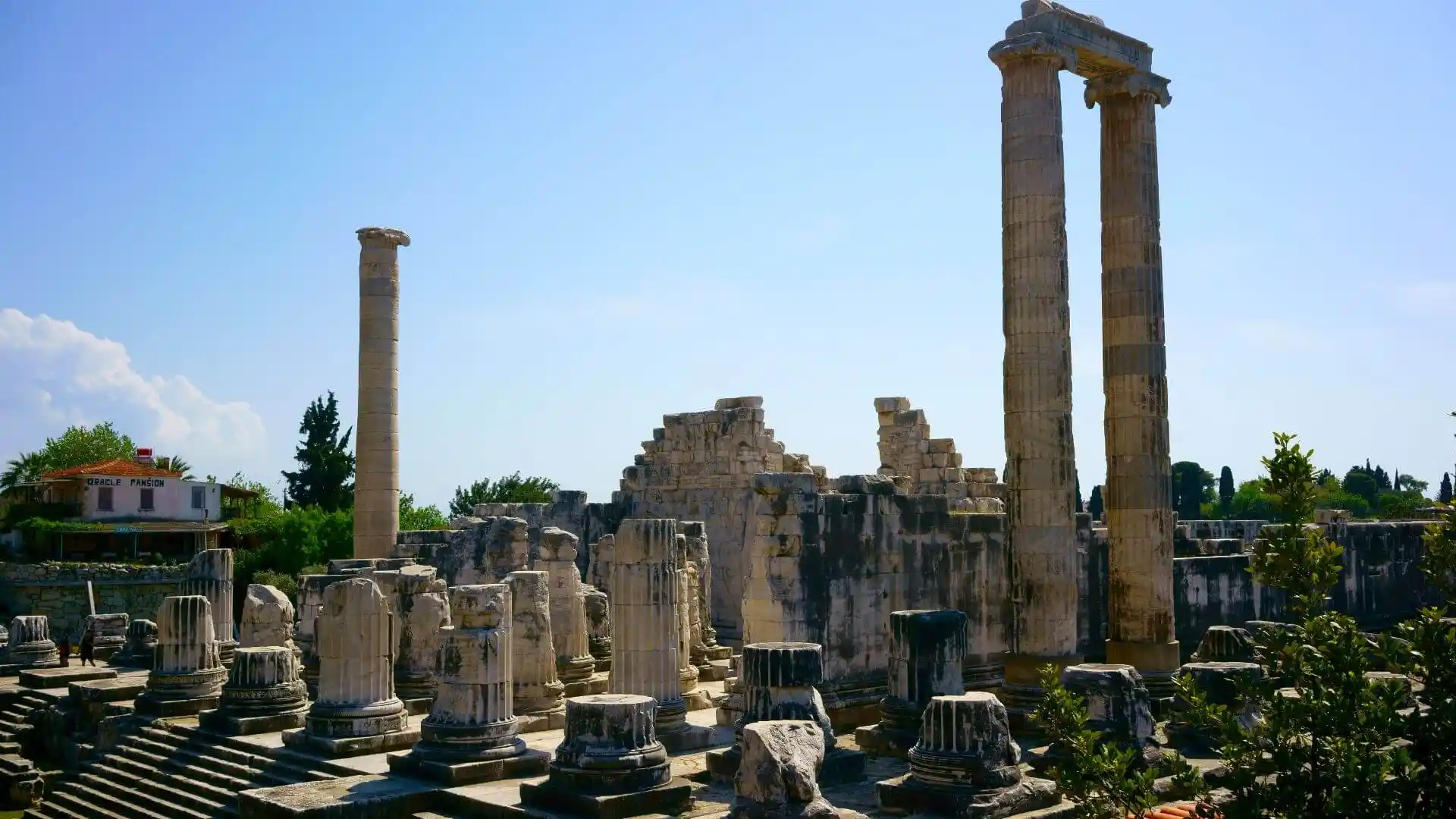 Величествените колони на Храма на Аполон в Дидим